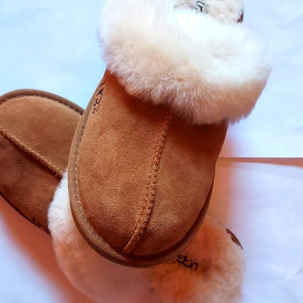 Ugg girl slippers size 4 EUC